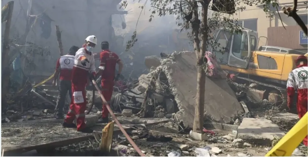 رجال الإنقاذ في موقع انفجار بعد غارة إسرائيلية في طهران أمس (جمعية الهلال الأحمر الإيراني