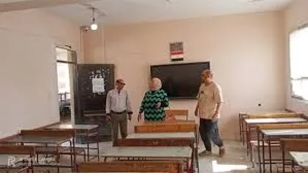 وكيل مديرية التعليم بالجيزة تتابع جاهزية لجان امتحانات الثانوية العامة بالصف
