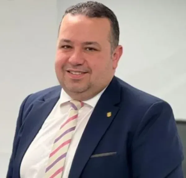 الدكتور نبيل عرفى