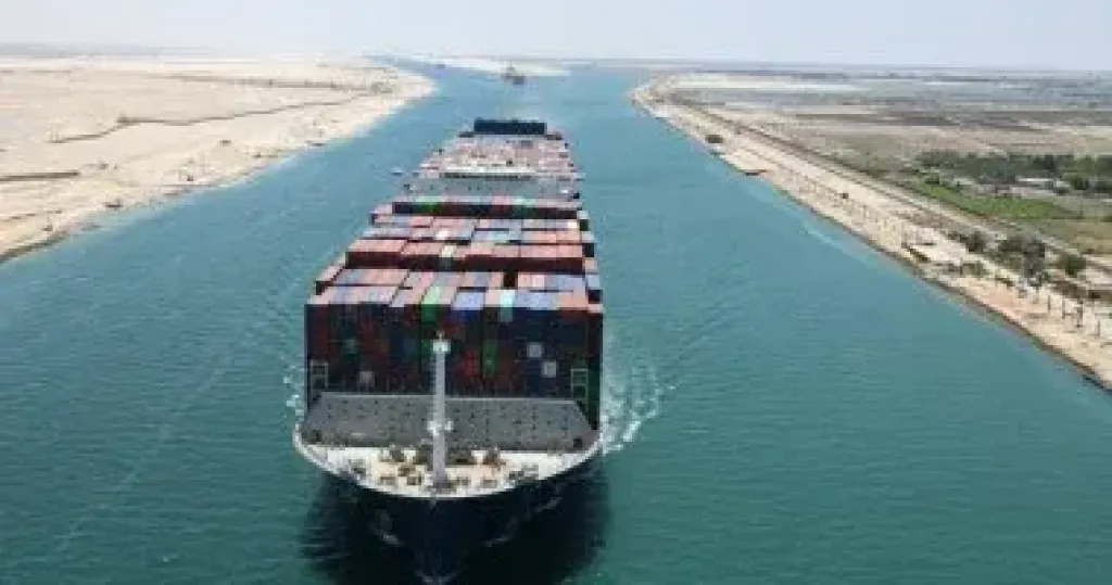 سفينة الحاويات العملاقة تعبر قناة السويس