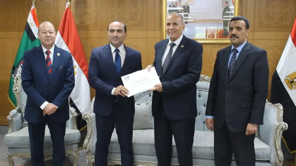 جانب من متابعه 