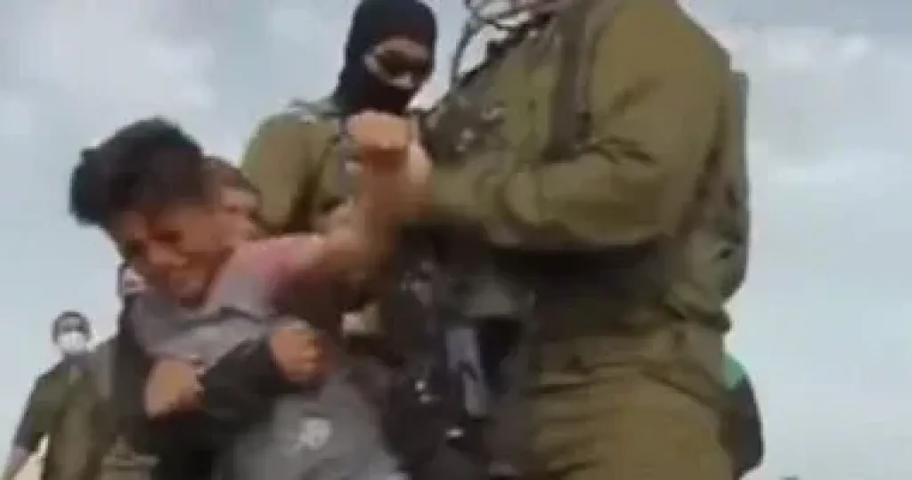 قوات الاحتلال الإسرائيلي تعتقل فلسطيني