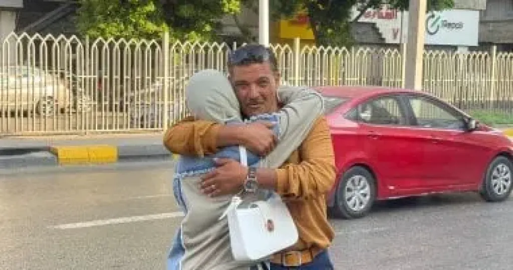 أولياء الأمور يدعمون أبناءهم خارج لجان امتحانات الثانوية العامة بالجيزة