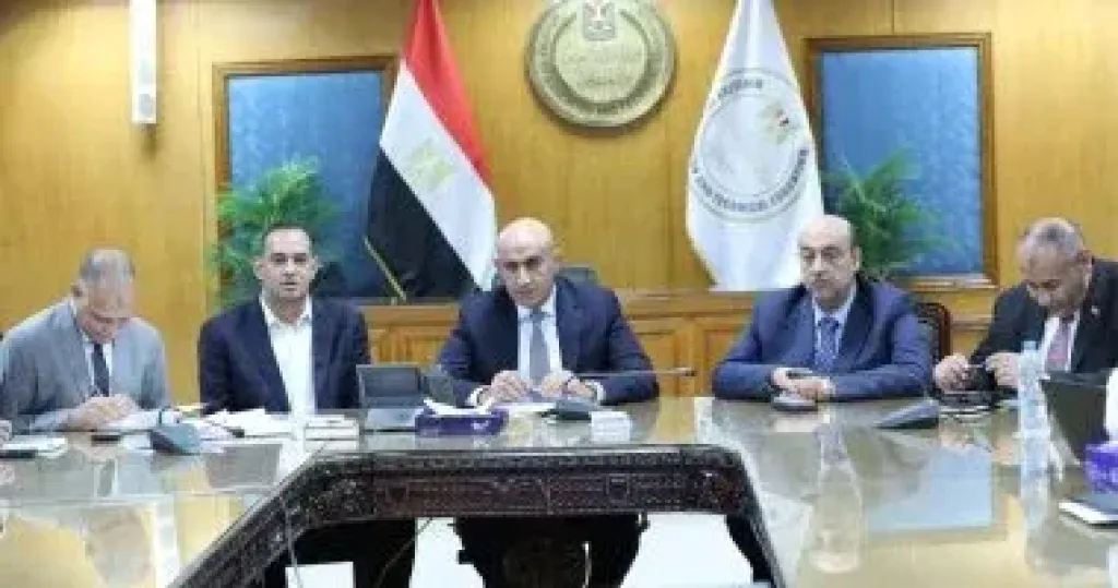 وزير التربية والتعليم وقيادات الوزارة داخل غرفة عمليات الوزارة