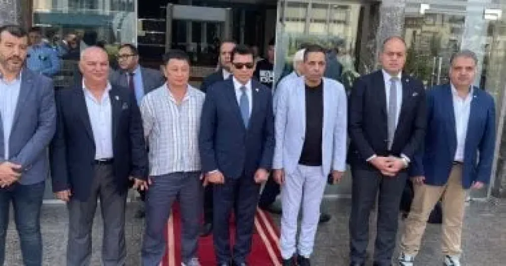 وزير الشباب والرياضة مع الخبير الأجنبى "رسلانبيك"