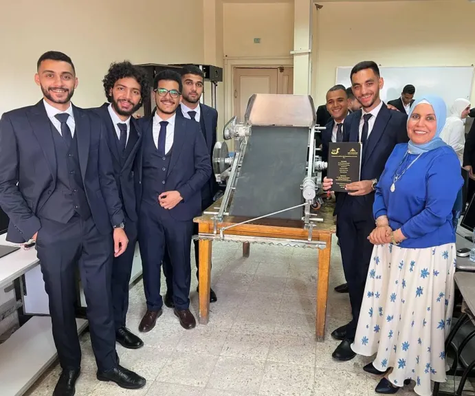 مركبة آلية لتقطيع وتخزين ورد النيل 
