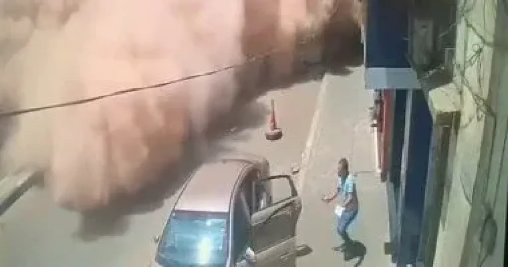 لحظة سقوط عقار شبرا المنهار