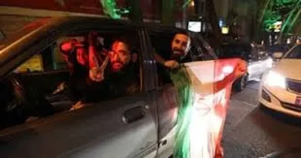 الإيرانيون يحتفلون في شوارع طهران 
