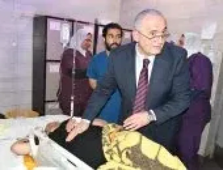 رئيس الهيئة في زيارة مفاجئة لمستشفى أحمد ماهر