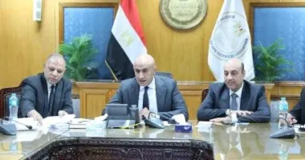 وزير التعليم داخل غرفة العمليات