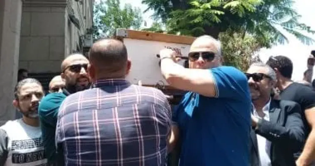 تامر عبد المنعم يحمل نعش والده الراحل محمد عبد المنعم