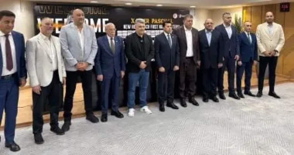 خافيير باسكوال مع وزير الرياضة ومسئولى اليد