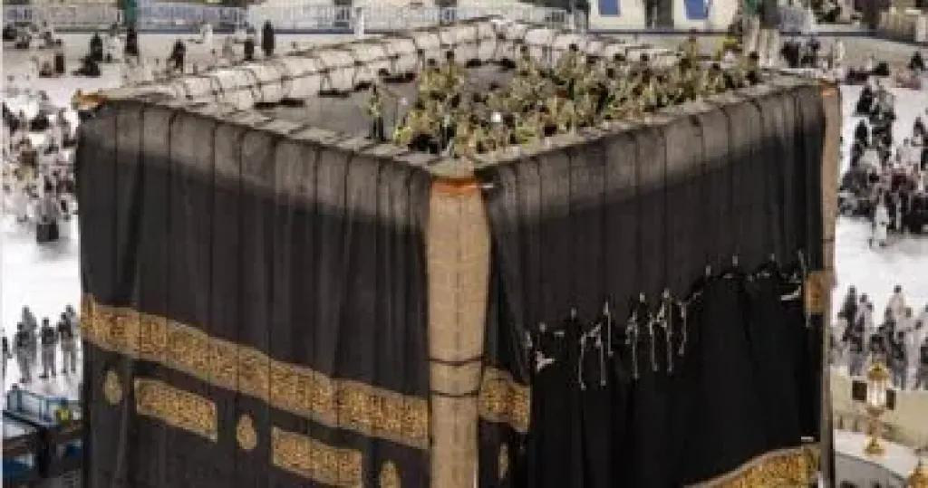 جانب من أعمال تغيير الكسوة