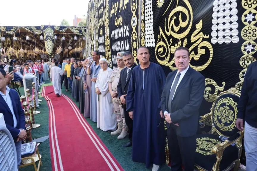 المحافظ خلال العزاء 