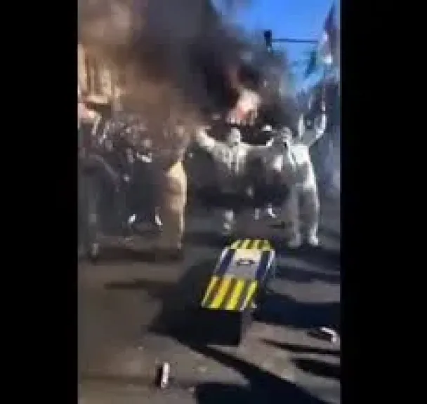 جماهير أول بويز يحملون نعش نهاية الكيان