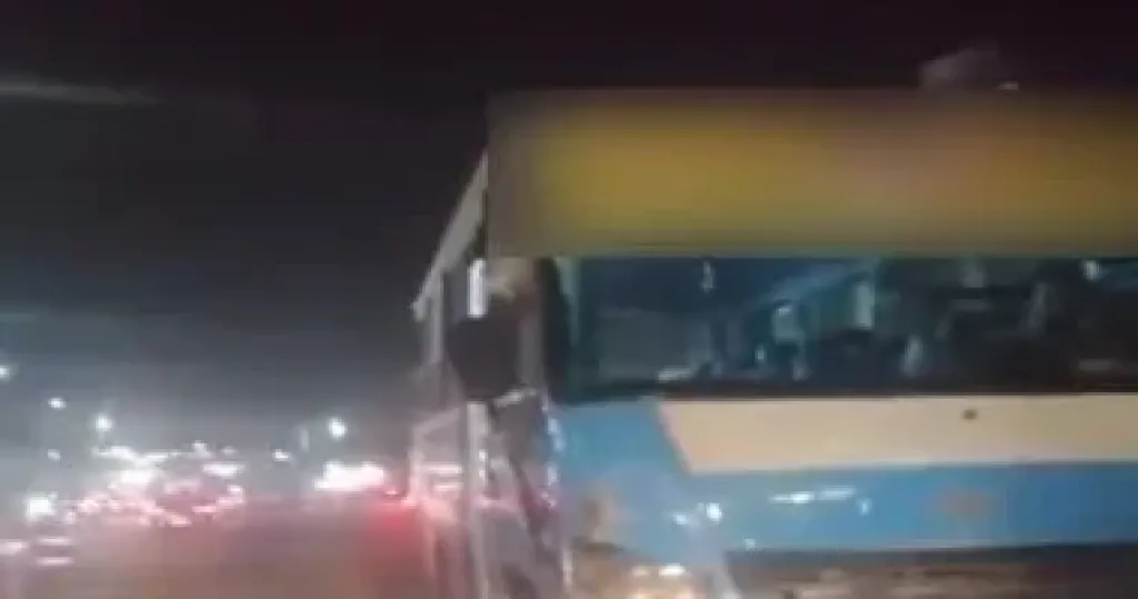 سائق يسير عكس الاتجاه