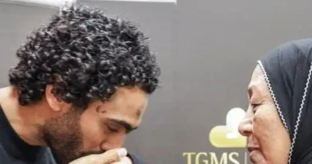 حسين الشحات ووالدته