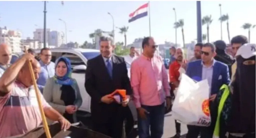 محافظ دمياط يوزع مواد غذائية على عمال النظافة