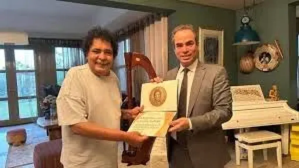 المسلماني يسلم المطرب محمد منير وسام ماسبيرو في منزله