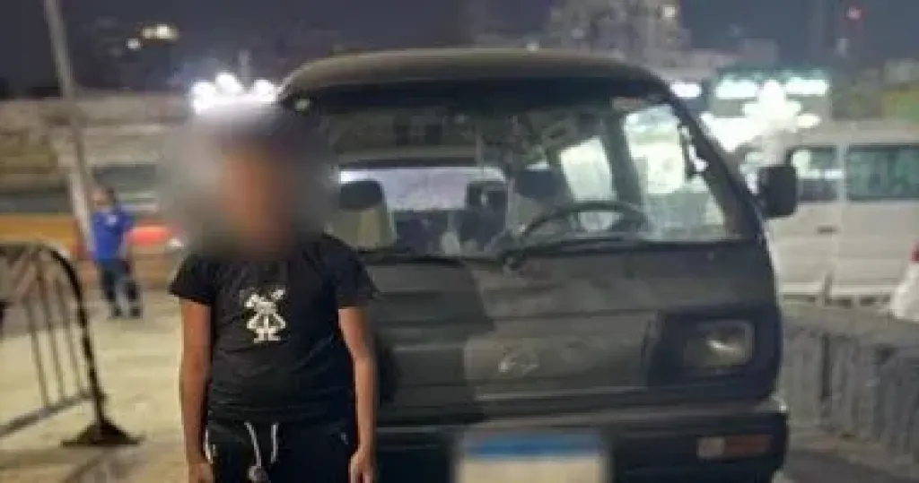 ضبط طفل يقود سيارة في شبرا الخيمة