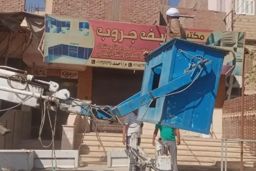 جانب من متابعه 