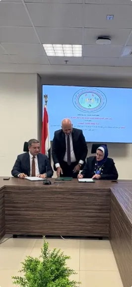 جانب من توقيع العقد 