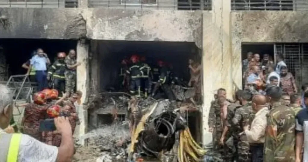الجيش ورجال الإنقاذ فى موقع تحطم طائرة فى بنجلاديش