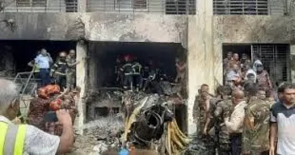 تحطم طائرة عسكرية فى مدرسة ببنجلاديش 