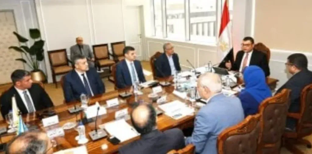 وزير الاسكان خلال الاجتماع