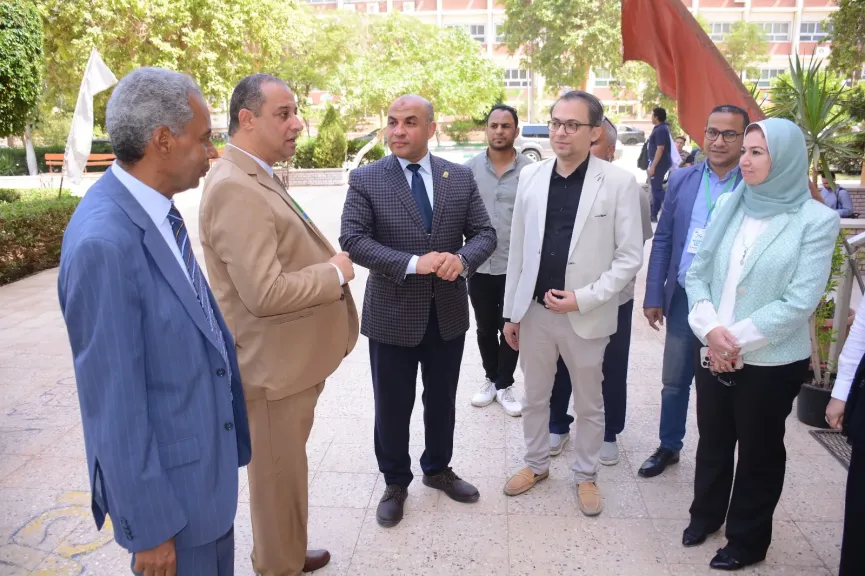جانب من متابعه 