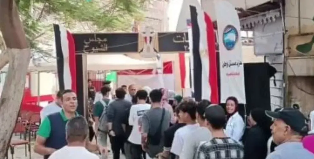 تزاحم المواطنين أمام لجان مدينة نصر للإدلاء بأصواتهم فى انتخابات الشيوخ