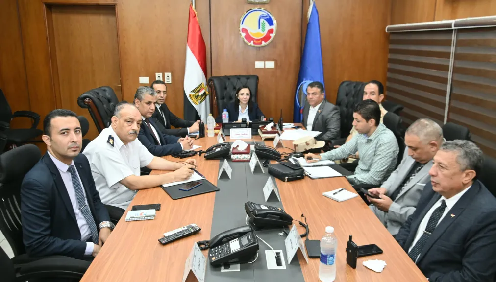 من داخل غرفة التحكم والسيطرة لمتابعة اللجان الانتخابية بالمحافظة