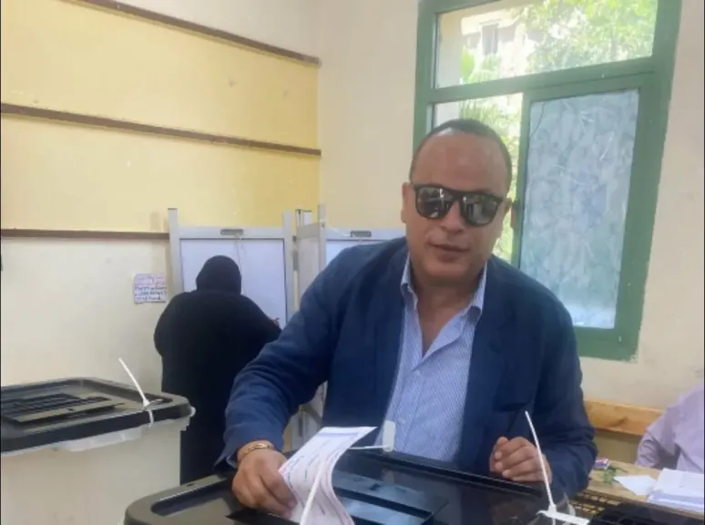 تامر عبدالمنعم يدلي بصوته في إنتخابات مجلس الشيوخ