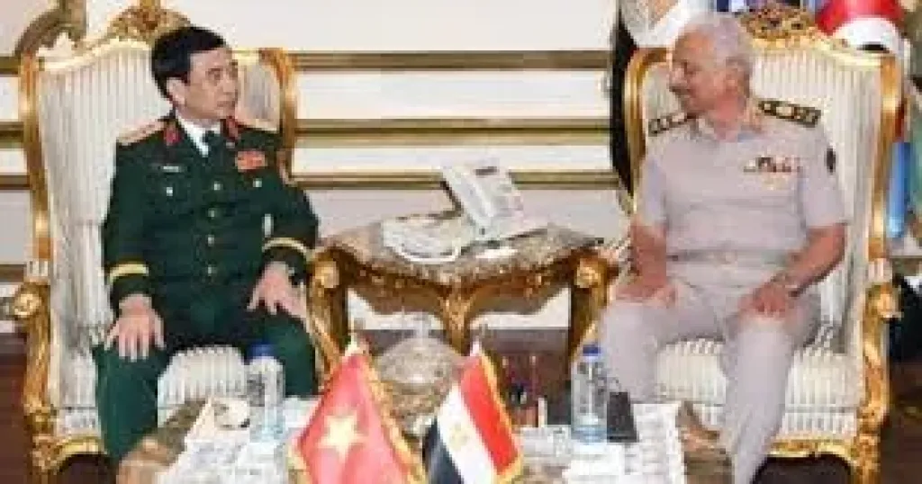 الفريق أول عبد المجيد صقر يلتقى وزير الدفاع الفيتنام