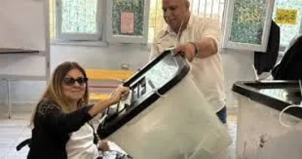 إيمان كريم تدلى بصوتها فى انتخابات مجلس الشيوخ 