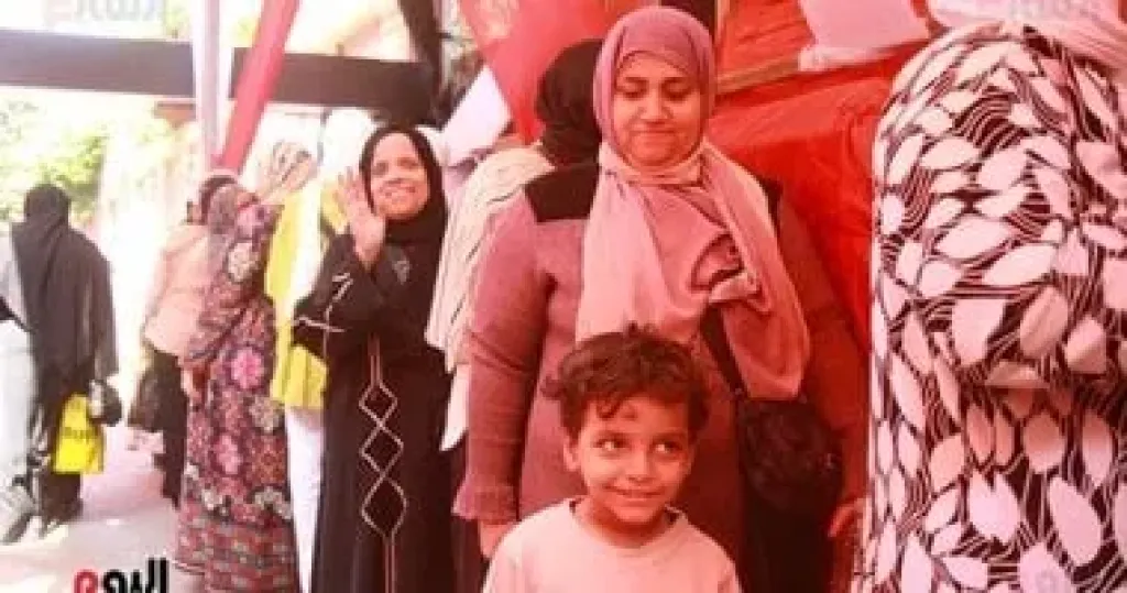الأطفال بصحية ذويهم أمام لجان التصويت