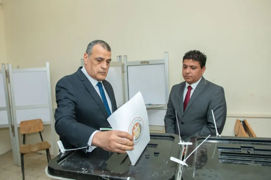 وزير الإنتاج الحربي داخل اللجنة الانتخابية 