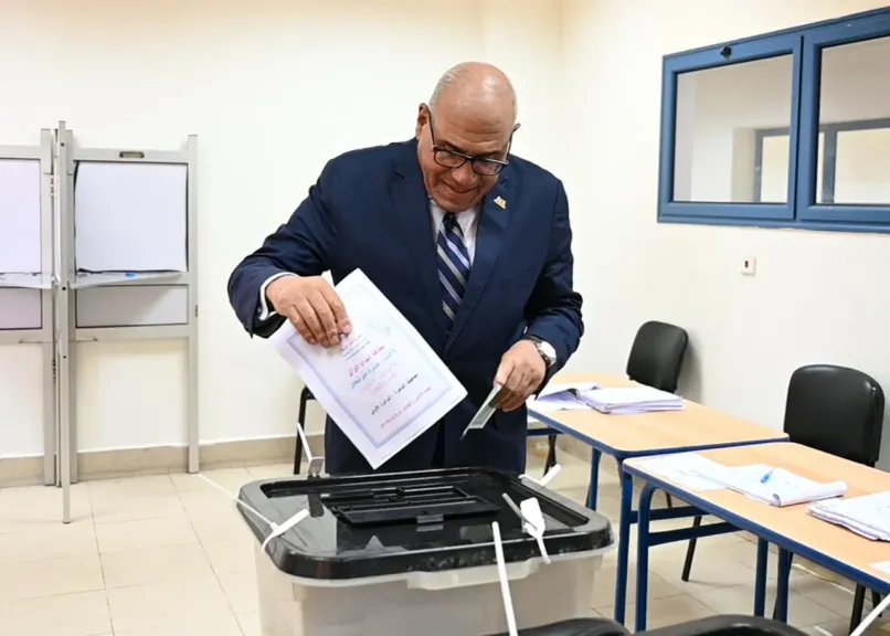 رئيس الهيئة العربية للتصنيع داخل اللجنة الانتخابية 