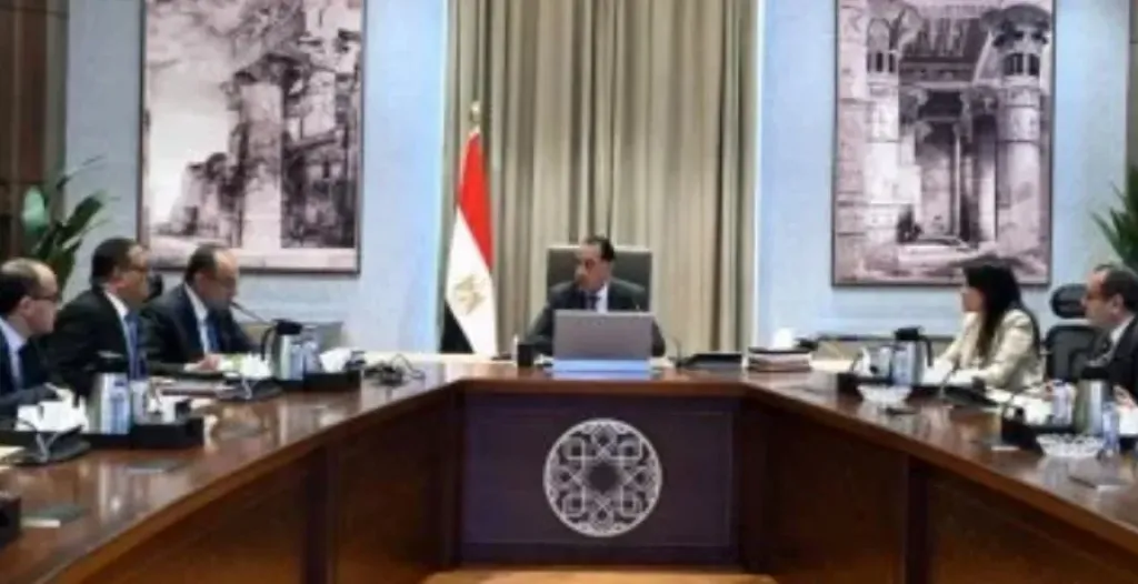 رئيس الوزراء خلال الاجتماع
