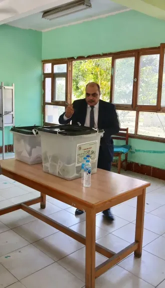 الاعلامي محمد الباز يدلي بصوته في انتخابات مجلس الشيوخ