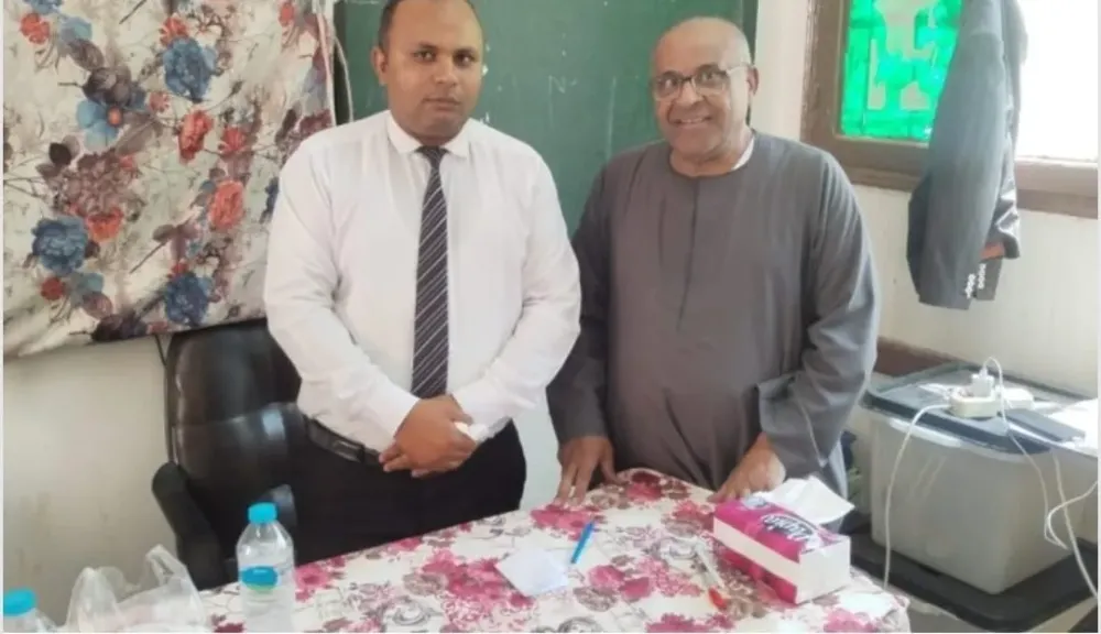 محمد سمارة أثناء الإدلاء بصوته 