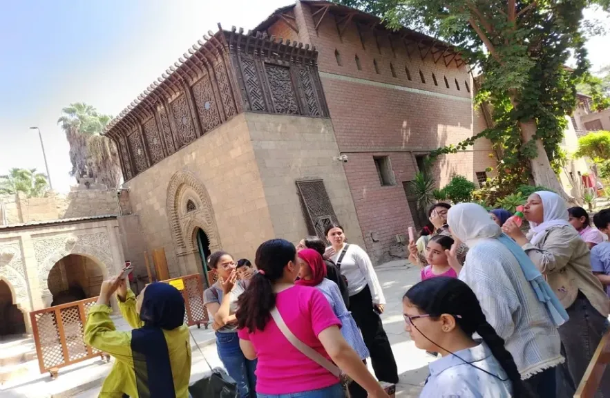 أتوبيس الفن الجميل ينظم جولة ثقافية وفنية بمتحف الأمير محمد علي بالمنيل