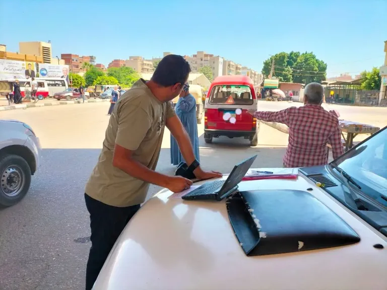جانب من متابعة السيارات 