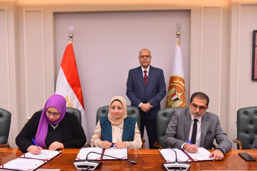جانب من توقيع البرتوكول 