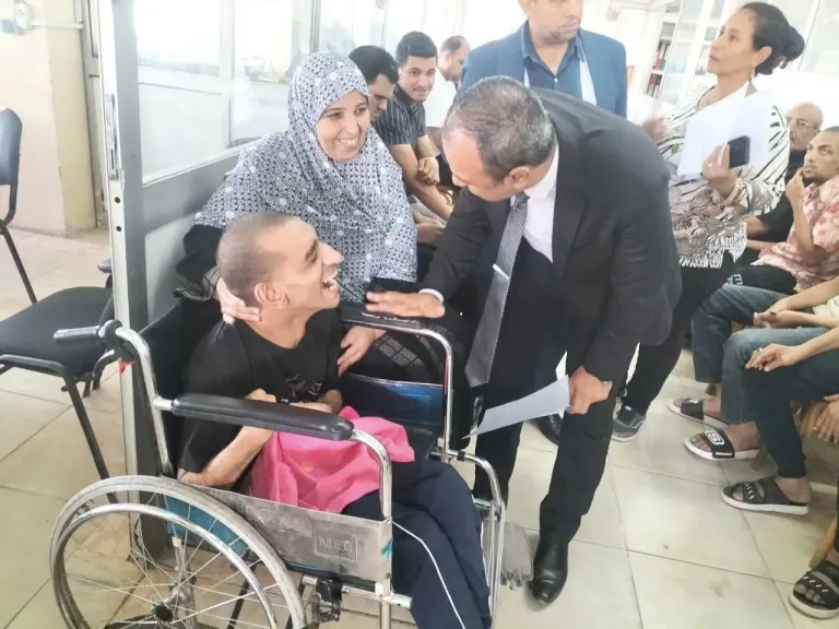 عبدالهادى يسلم العقود