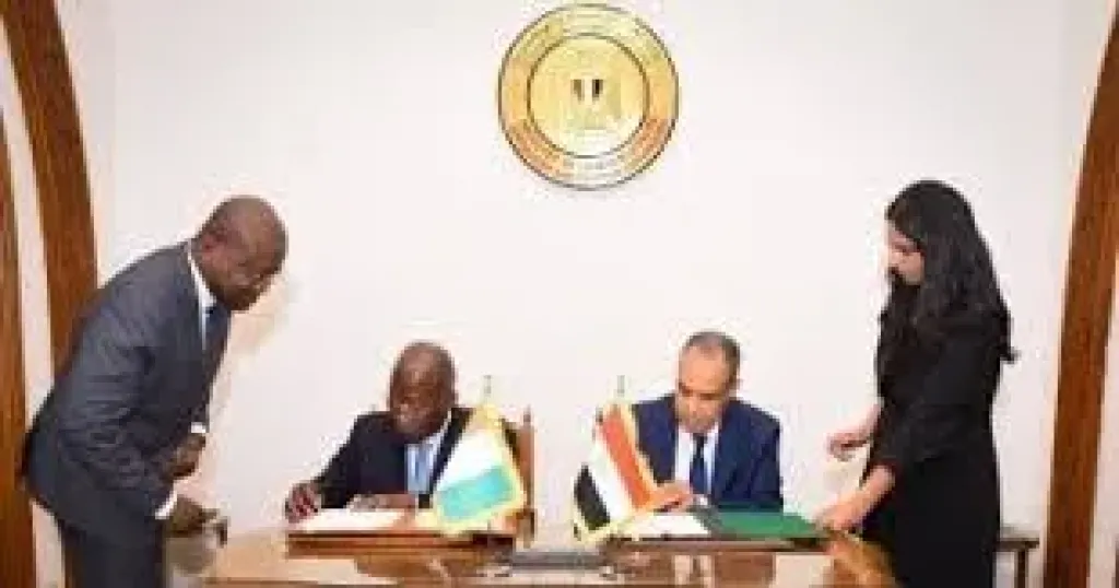 جانب من التوقيع 