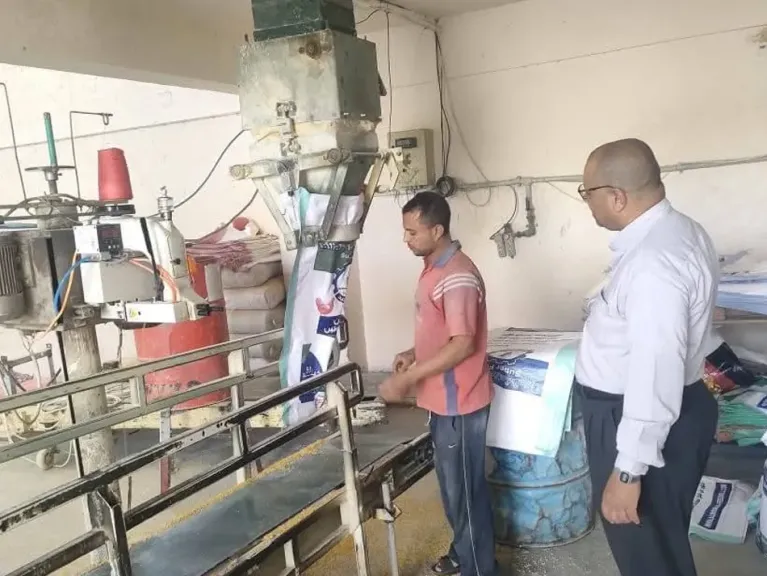 حملات تفتيش على مصانع ومخازن الأعلاف بسوهاج