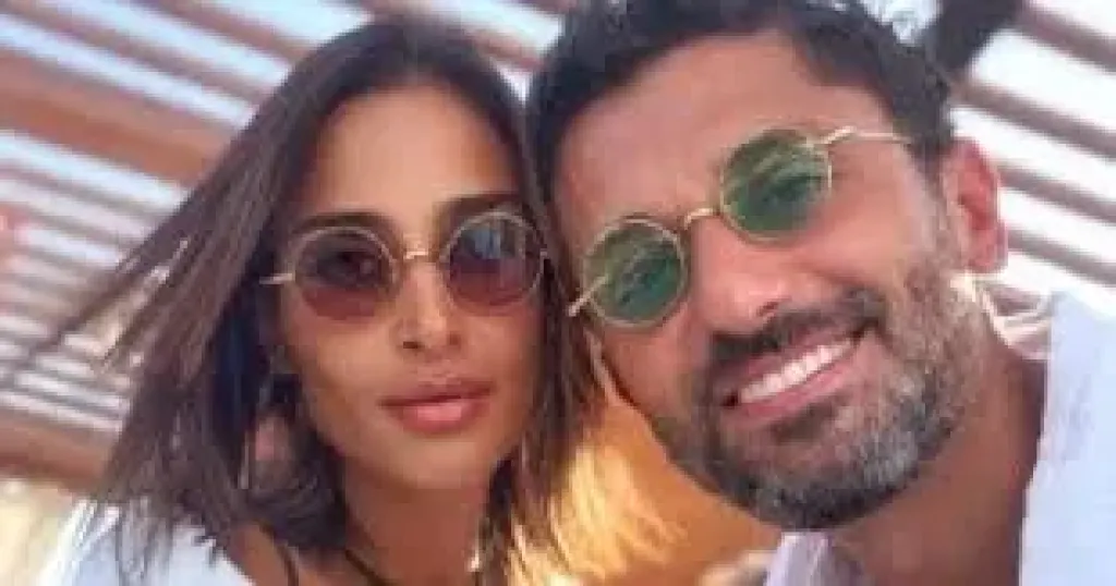 كريم محمود عبدالعزيز وزوجته