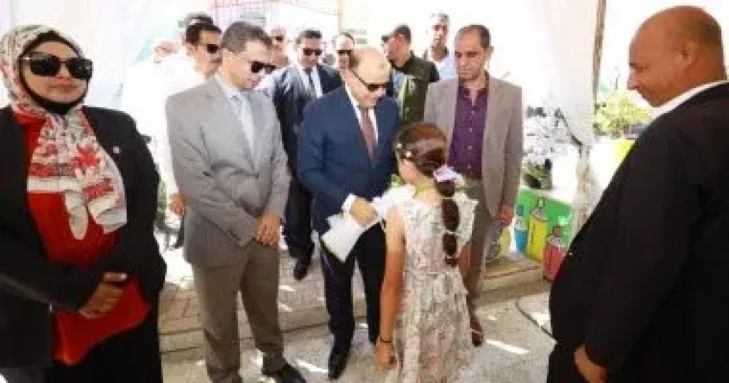 المحافظ خلال جولته بالمدارس