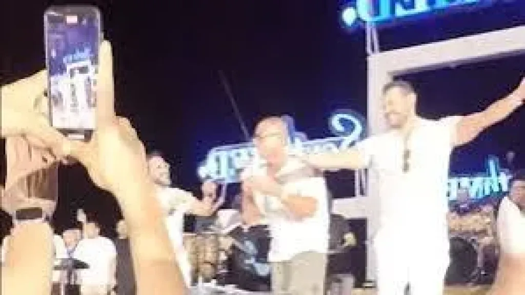 احمد حلمي وعمرو يوسف في حفل عمرو دياب